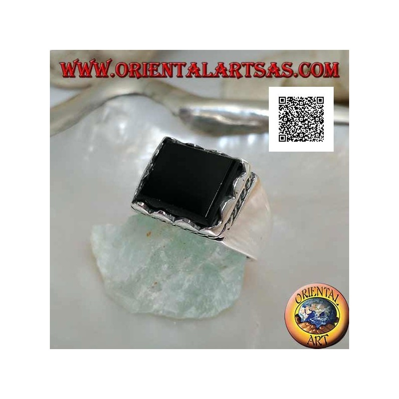 Anello in argento con onice rettangolare rialzata incorniciata e cordino laterale