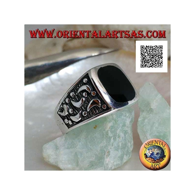 Anello in argento con onice rettangolare tondeggiante e lune tagliate sui lati