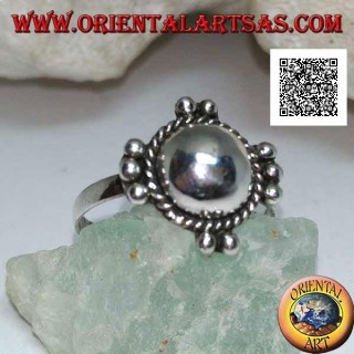 Bague en argent avec hémisphère lisse entouré d'entrelacs et de boules sur les quatre points cardinaux