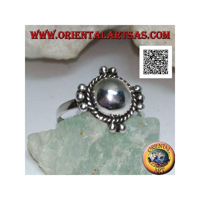Anello in argento con semisfera liscia contornata da intreccio e palline sui quattro punti cardinali