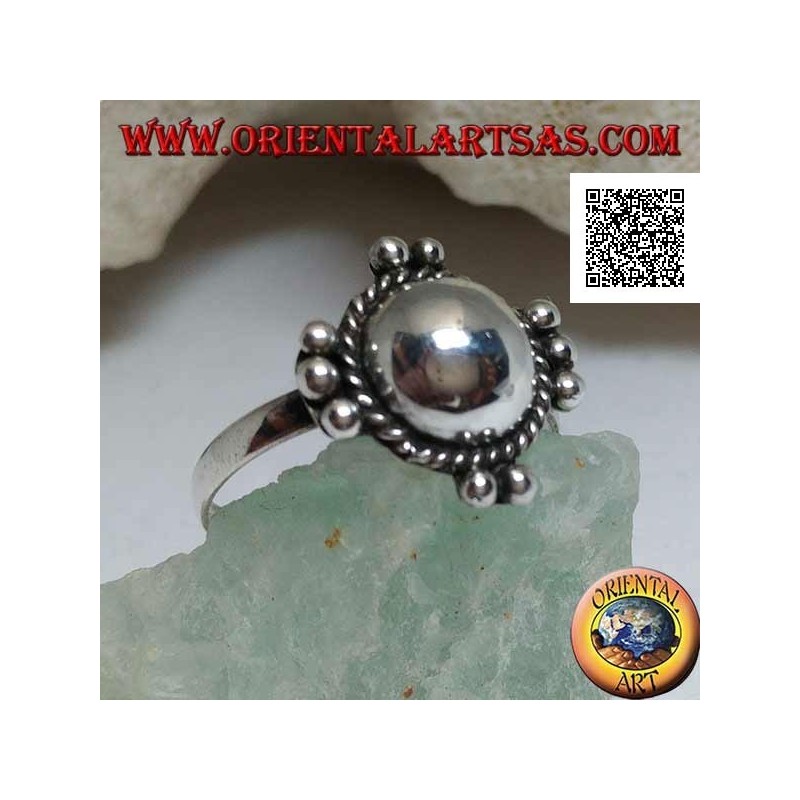 Anillo de plata con hemisferio liso rodeado de entrelazados y bolas en los cuatro puntos cardinales