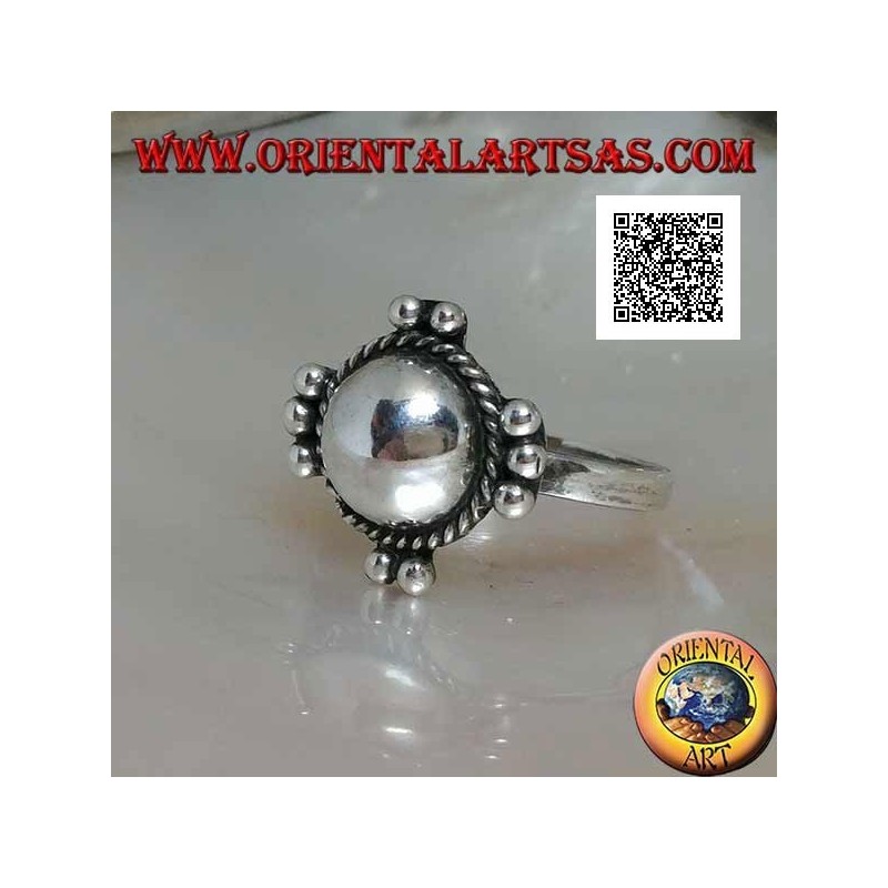 Anello in argento con semisfera liscia contornata da intreccio e palline sui quattro punti cardinali