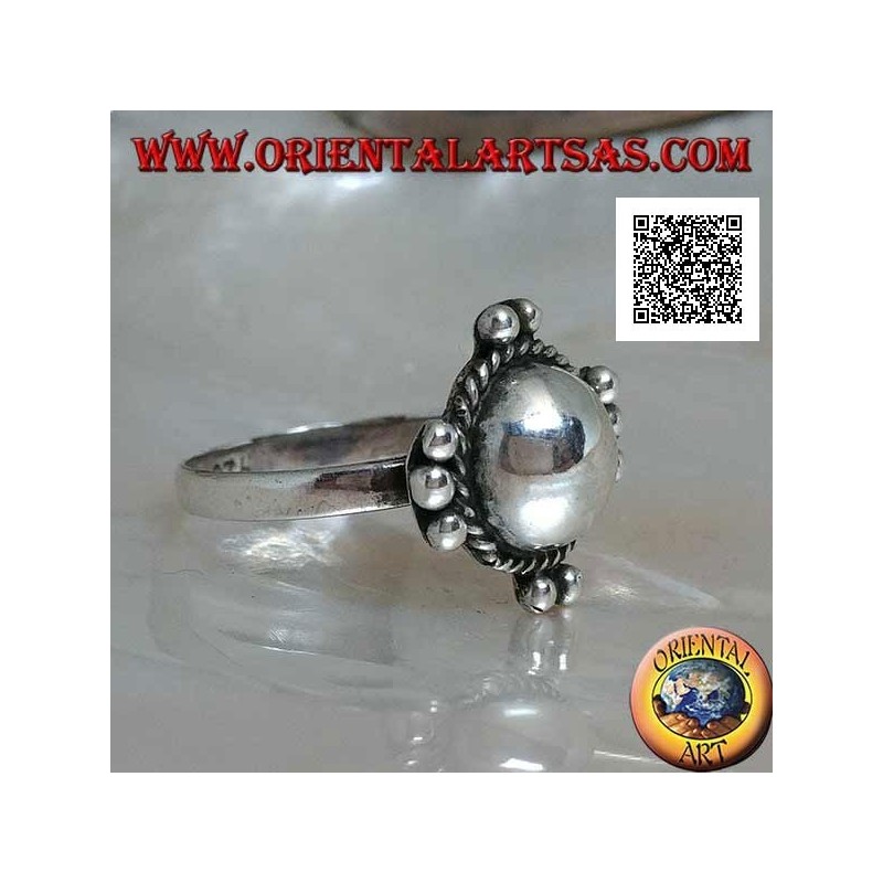 Anello in argento con semisfera liscia contornata da intreccio e palline sui quattro punti cardinali