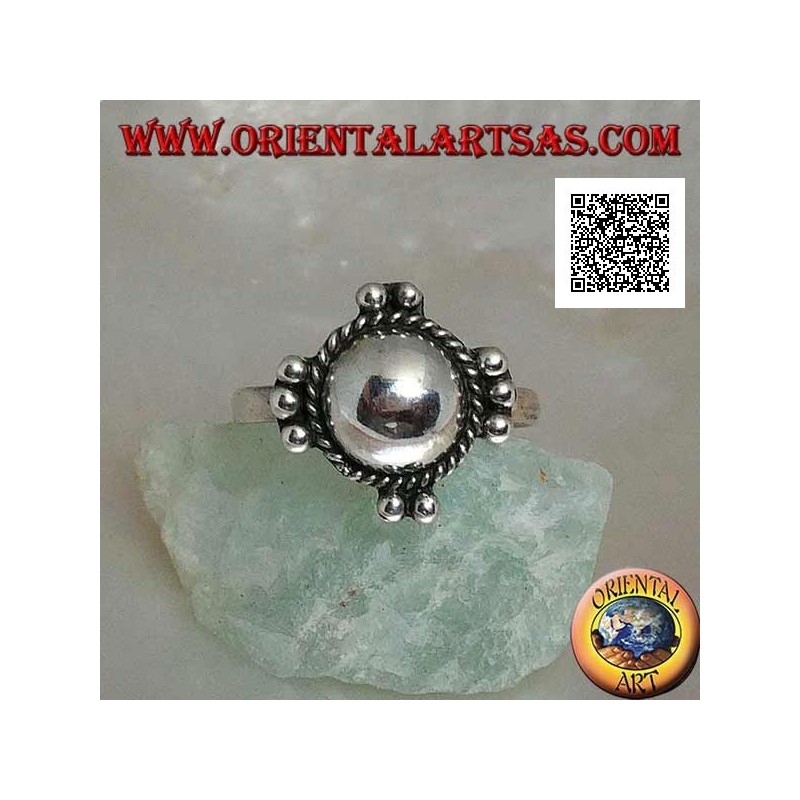 Anello in argento con semisfera liscia contornata da intreccio e palline sui quattro punti cardinali