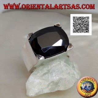 Anello in argento rodiato con zircone spinello ovale trasverso incastonato in un rettangolo 