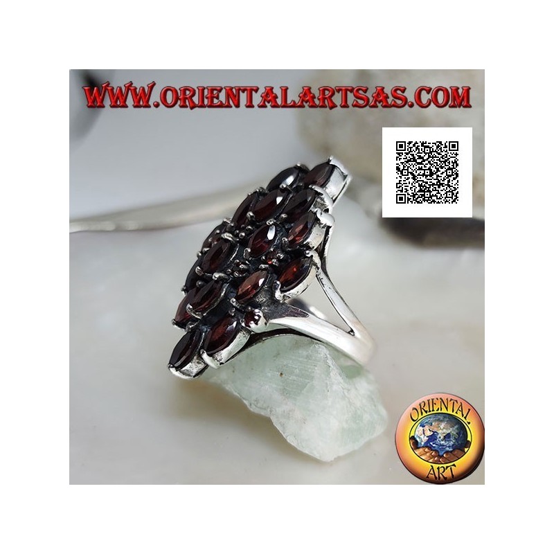 Anillo de plata romboidal con 16 granates lanzadera alternados con pequeños granates redondos