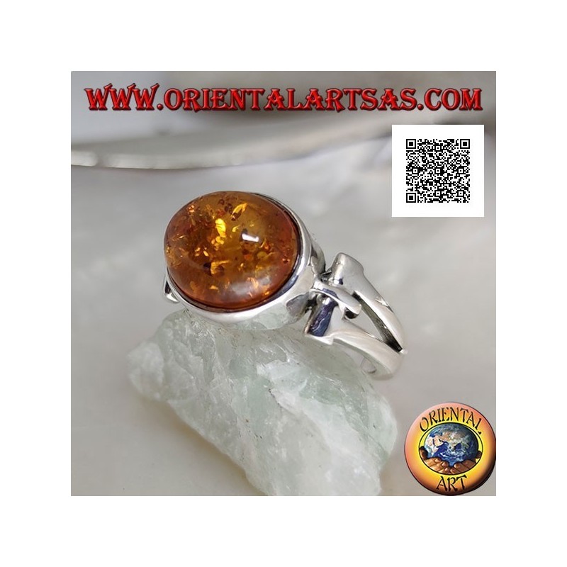 Anello in argento con ambra ovale cabochon di traverso con traforo triangolare allungato