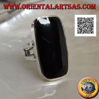 Bague en argent avec grand onyx biseauté rectangulaire sur monture lisse avec ouverture latérale