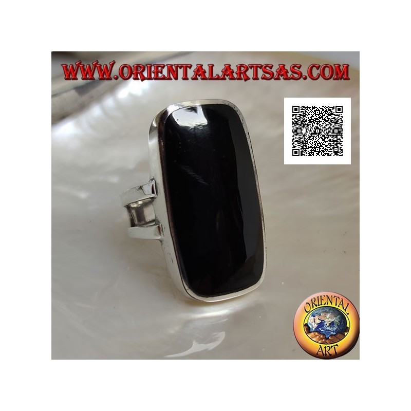 Bague en argent avec grand onyx biseauté rectangulaire sur monture lisse avec ouverture latérale