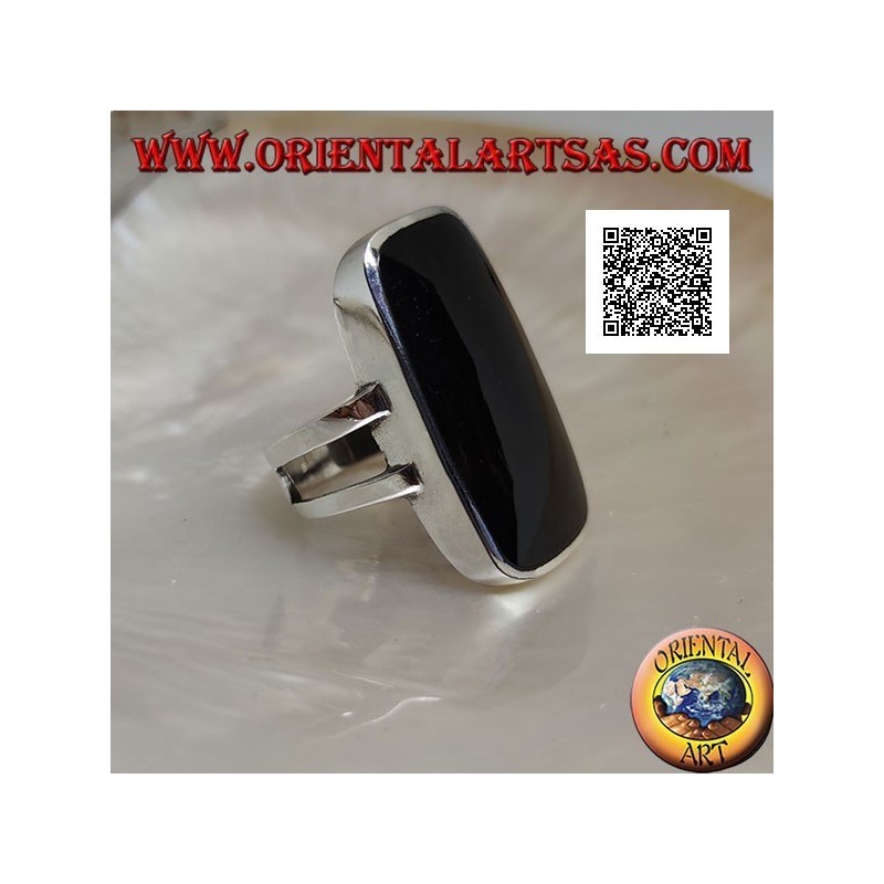 Anillo de plata con gran ónix rectangular biselado sobre marco liso con abertura lateral