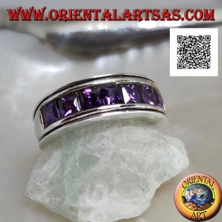 Bague en argent avec bande plaquée rhodium avec une rangée de zircons carrés couleur améthyste