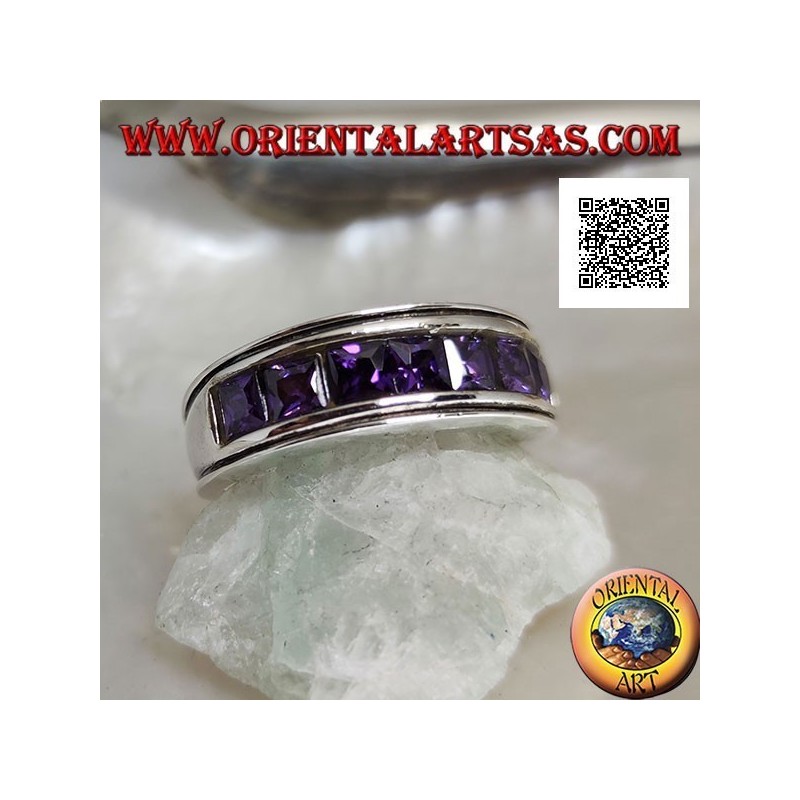 Anillo de plata con banda bañada en rodio con una hilera de circonitas cuadradas color amatista