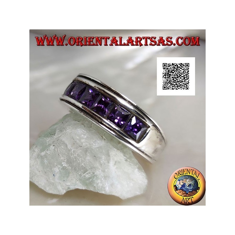 Anillo de plata con banda bañada en rodio con una hilera de circonitas cuadradas color amatista