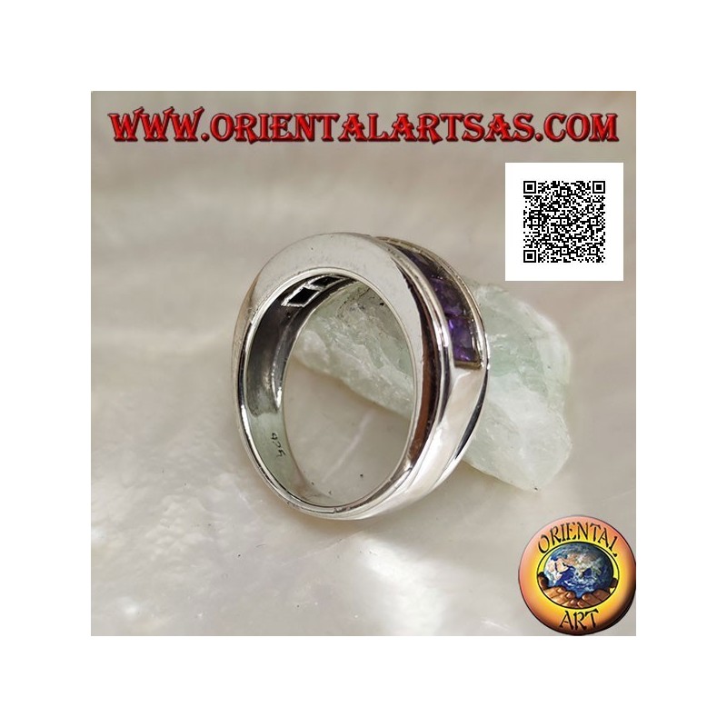 Anillo de plata con banda bañada en rodio con una hilera de circonitas cuadradas color amatista