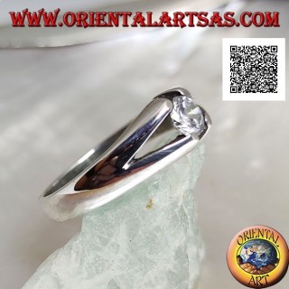 Anillo solitario de plata con circonitas blancas redondas engastadas con cuatro brazos y calado en los laterales