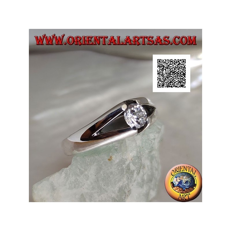 Anillo solitario de plata con circonitas blancas redondas engastadas con cuatro brazos y calado en los laterales