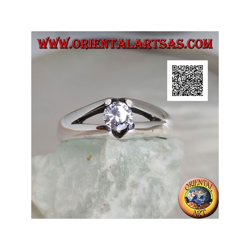 Solitario anello in argento con zirconi a cuore