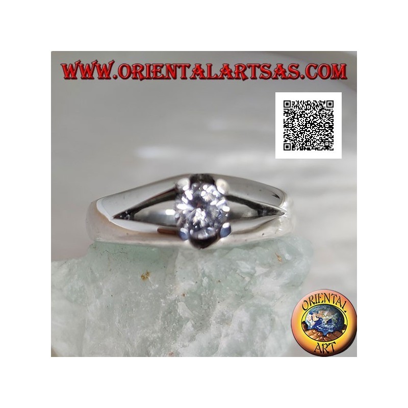 Anillo solitario de plata con circonitas blancas redondas engastadas con cuatro brazos y calado en los laterales