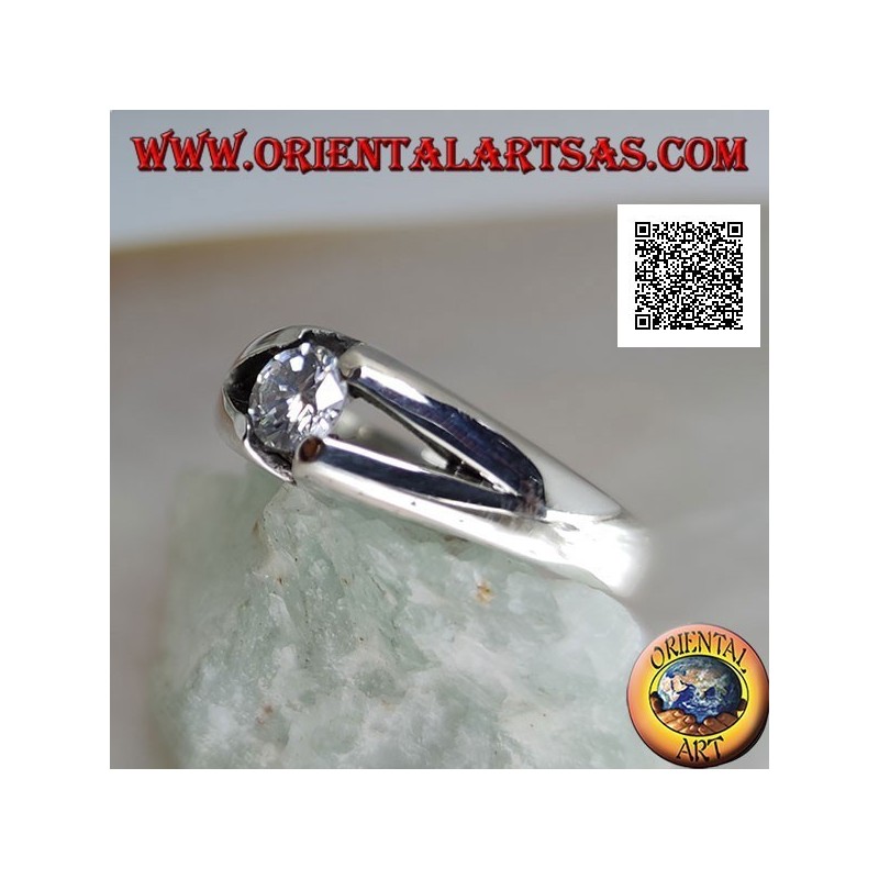 Bague solitaire en argent avec zircon rond blanc serti de quatre bras et ajouré sur les côtés