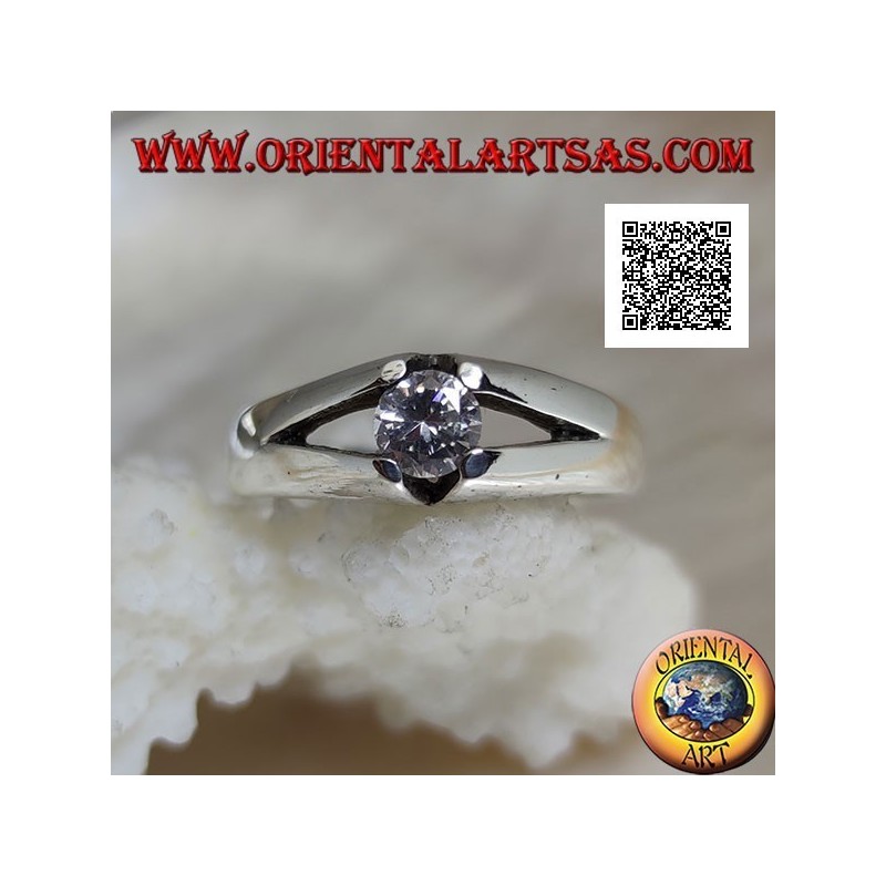 Anillo solitario de plata con circonitas blancas redondas engastadas con cuatro brazos y calado en los laterales