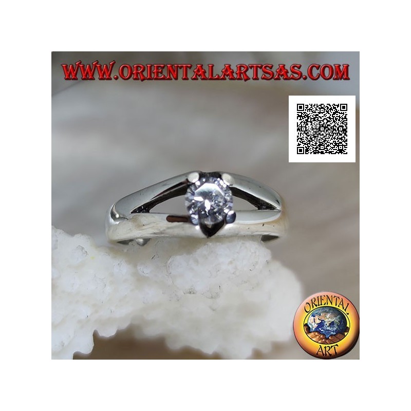 Solitario anello in argento con zirconi a cuore