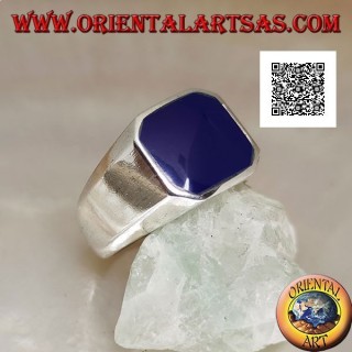 Bague en argent avec agate bleue biseautée carrée au ras du bord sur un sertissage lisse