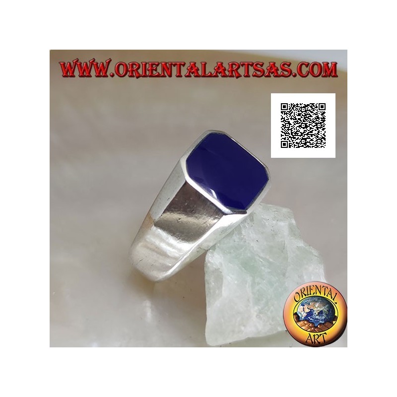 Bague en argent avec agate bleue biseautée carrée au ras du bord sur un sertissage lisse