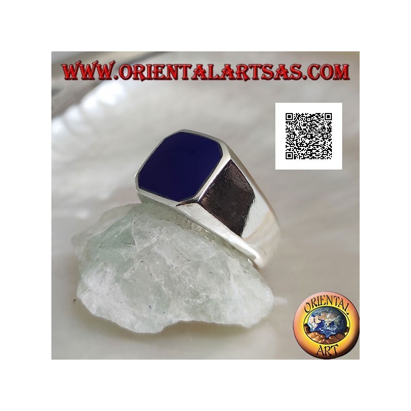 Bague en argent avec agate bleue biseautée carrée au ras du bord sur un sertissage lisse