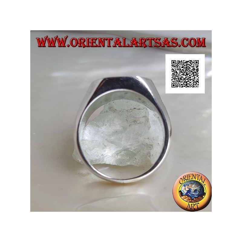 Anillo de plata con ágata azul biselada cuadrada al ras con el borde en un entorno suave