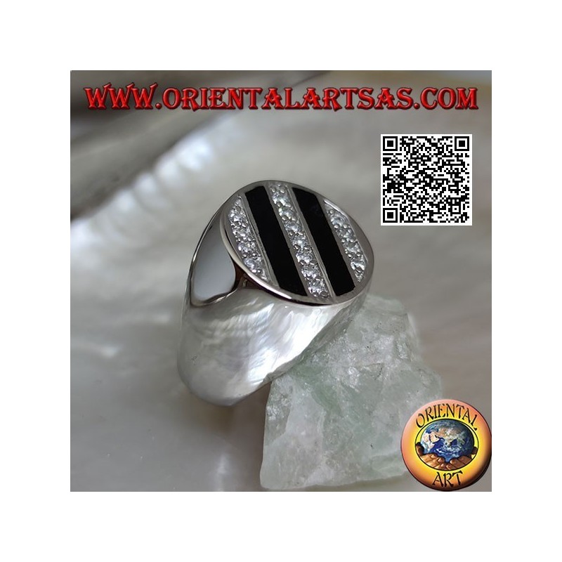 Anillo redondo de plata con hileras oblicuas de ónix y circonitas blancas redondas