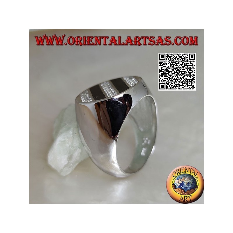 Anillo redondo de plata con hileras oblicuas de ónix y circonitas blancas redondas