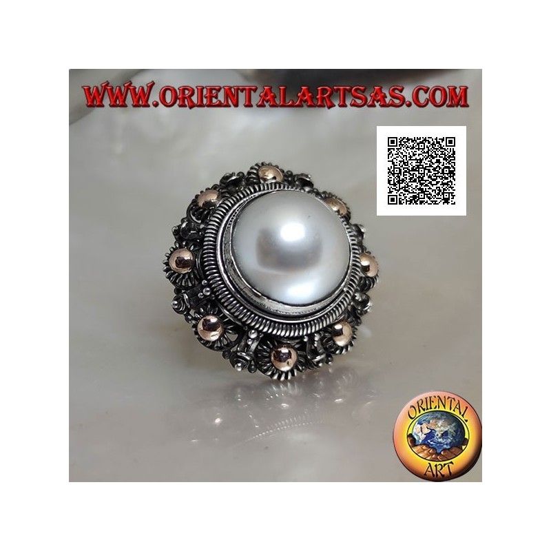 Bague en argent avec grosse perle entourée d'une décoration florale et plaqué or