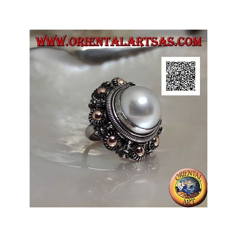 Anello in argento con perla grande contornata da decorazione a fiorellini e placcature in oro