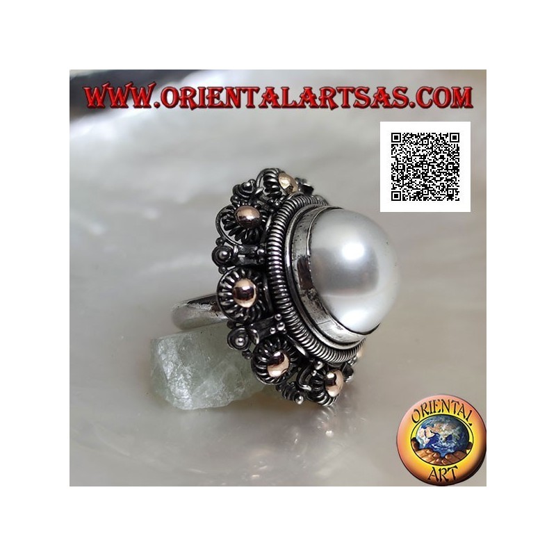 Anillo de plata con gran perla rodeada de decoración floral y baño de oro