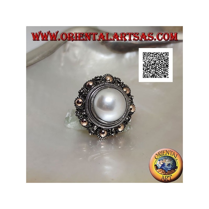 Bague en argent avec grosse perle entourée d'une décoration florale et plaqué or