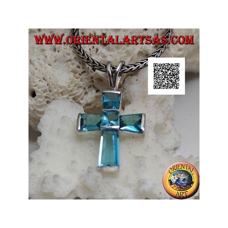 Colgante de cruz de topacio azul plateado engastado con brazos de corte baguette y centro cuadrado