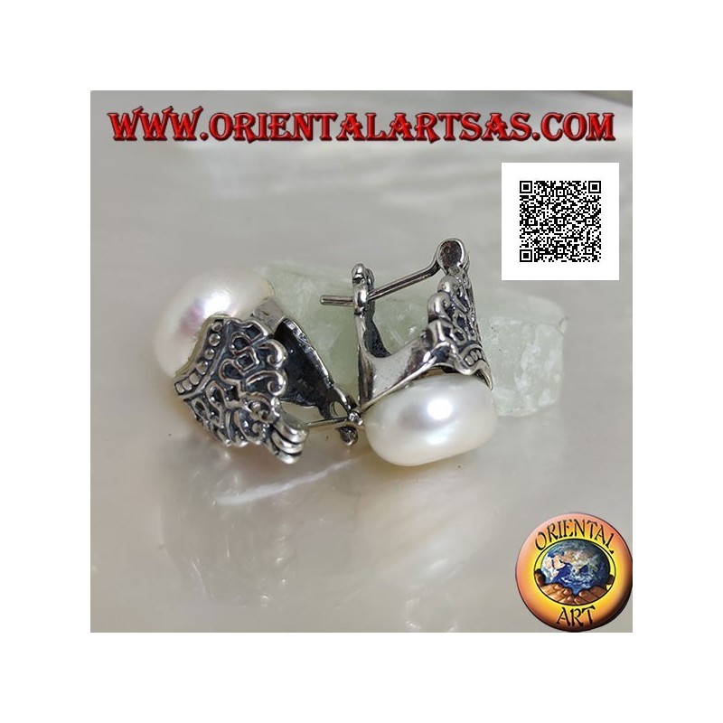 Boucles d'oreilles à levier en argent avec perle d'eau douce blanche couronnée