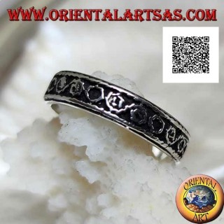 Anillo de plata trabajado con motivo griego y círculos alternados en bajorrelieve