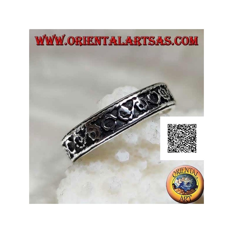 Anello in argento a fascia lavorata con motivo a greca e cerchi alternati in bassorilievo