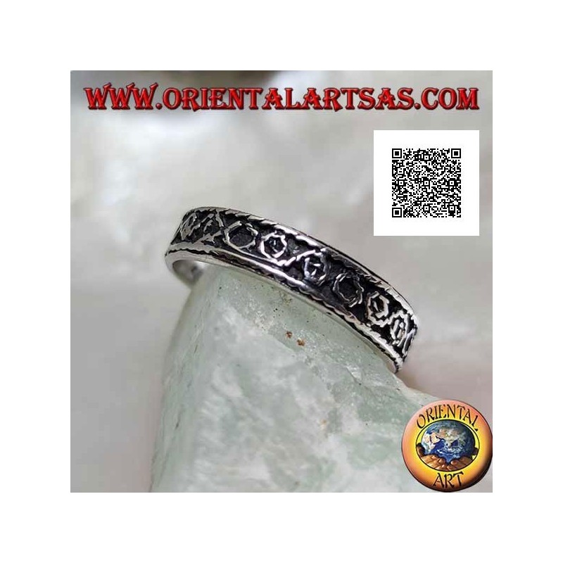 Silver band ring worked with Greek motif and alternating circles in bas-relief