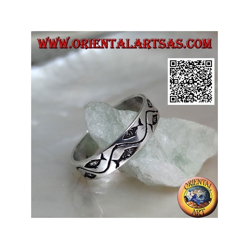 Anillo de plata con peces estilizados separados por una línea curva