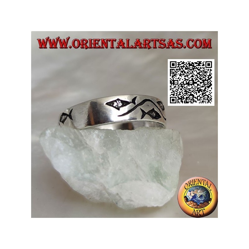 Anillo de plata con peces estilizados separados por una línea curva