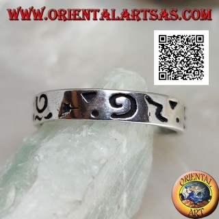 Anillo de plata con grabados mixtos
