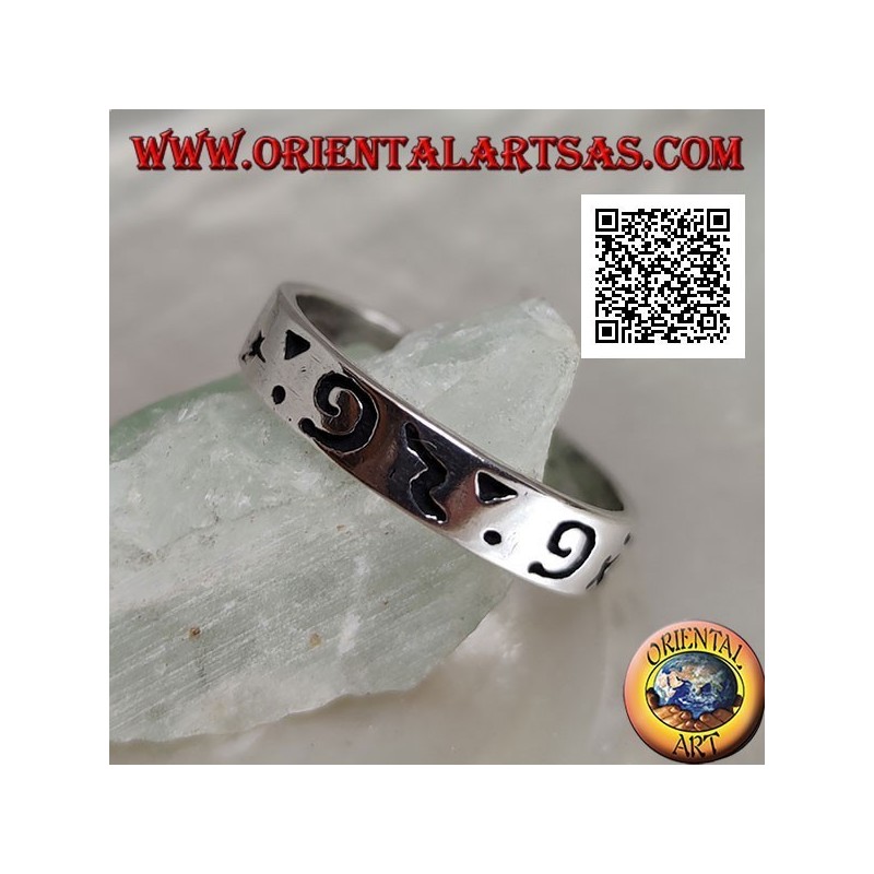 Silver ring with mixed engravings