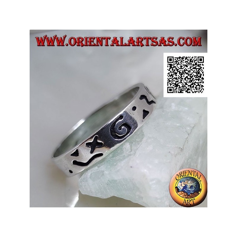 Anillo de plata con grabados mixtos