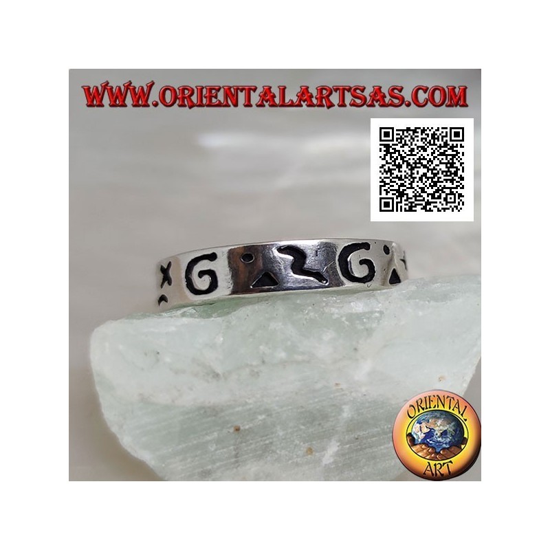 Anello fedina in argento con incisioni miste