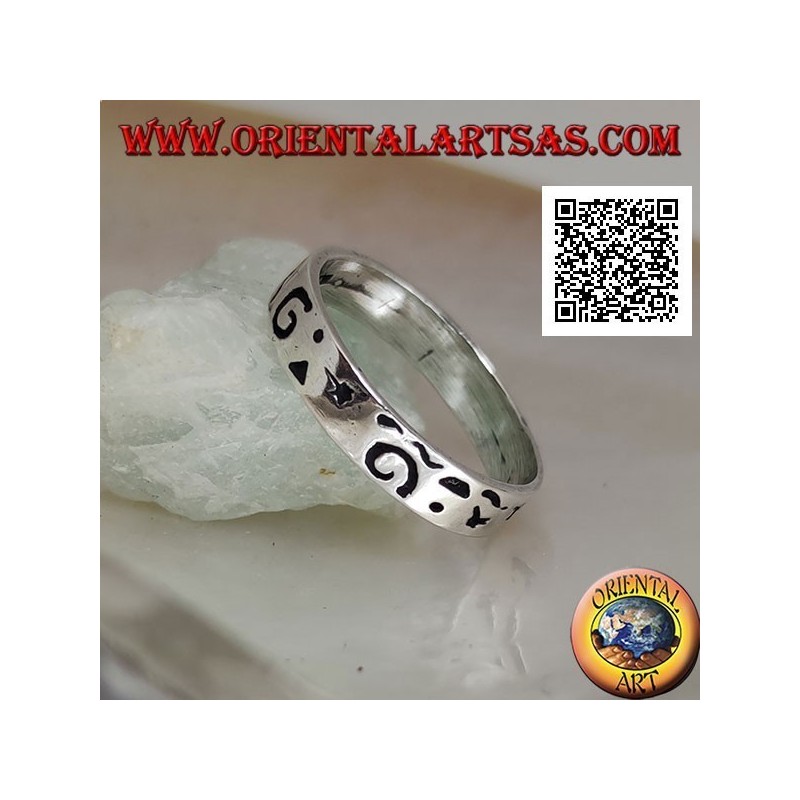 Silver ring with mixed engravings