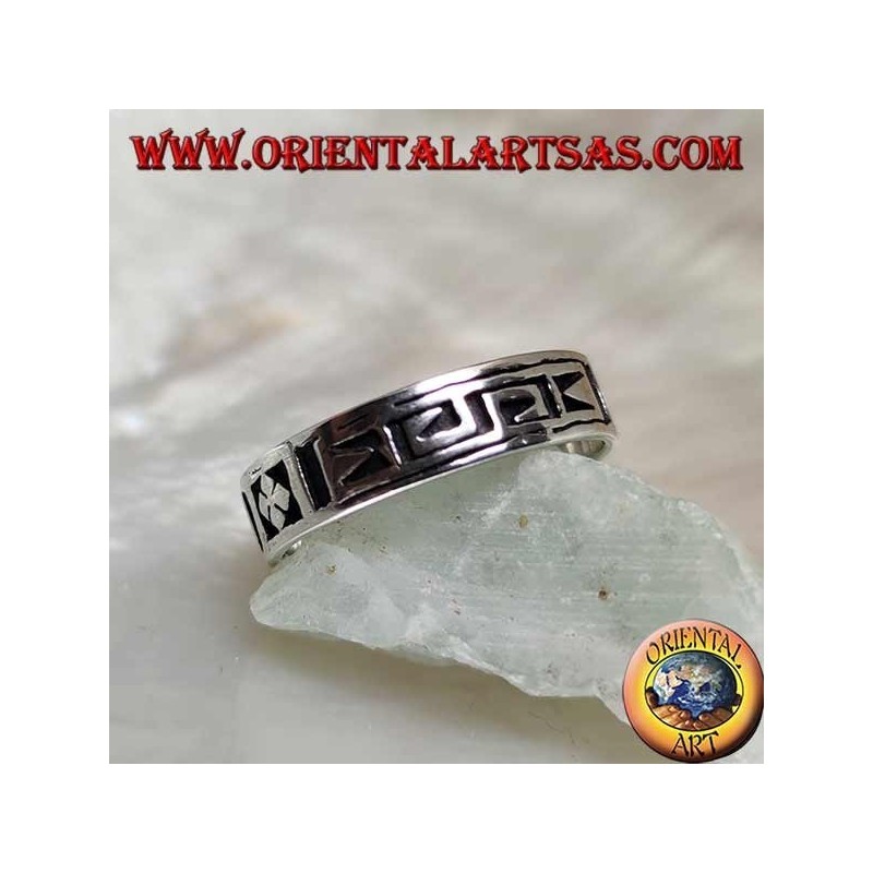 Bague en argent avec un motif géométrique entre dorje stylisé gravé deux fois