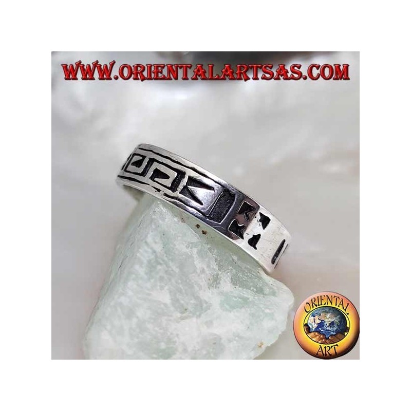 Bague en argent avec un motif géométrique entre dorje stylisé gravé deux fois