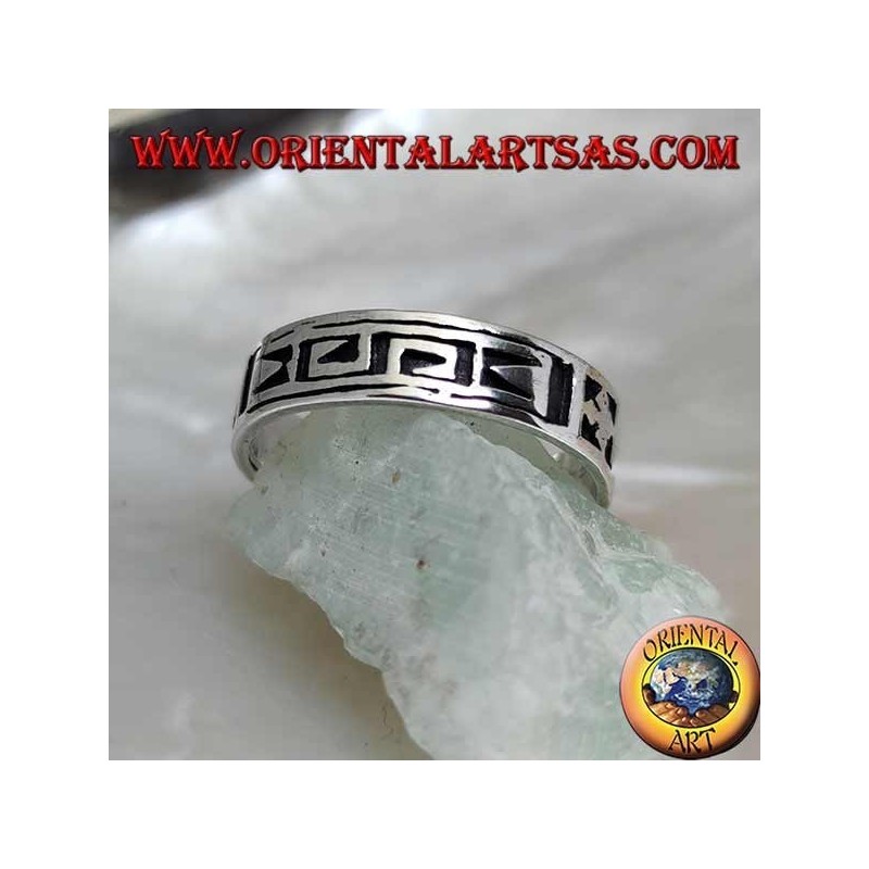 Bague en argent avec un motif géométrique entre dorje stylisé gravé deux fois